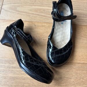 Aravon patent leather mary janes with wolky leather insole inserts womens 7